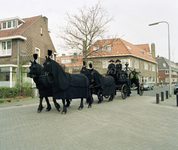 810058 Afbeelding van een door vier paarden getrokken lijkkoets in de Hengeveldstraat te Utrecht op de hoek van de ...